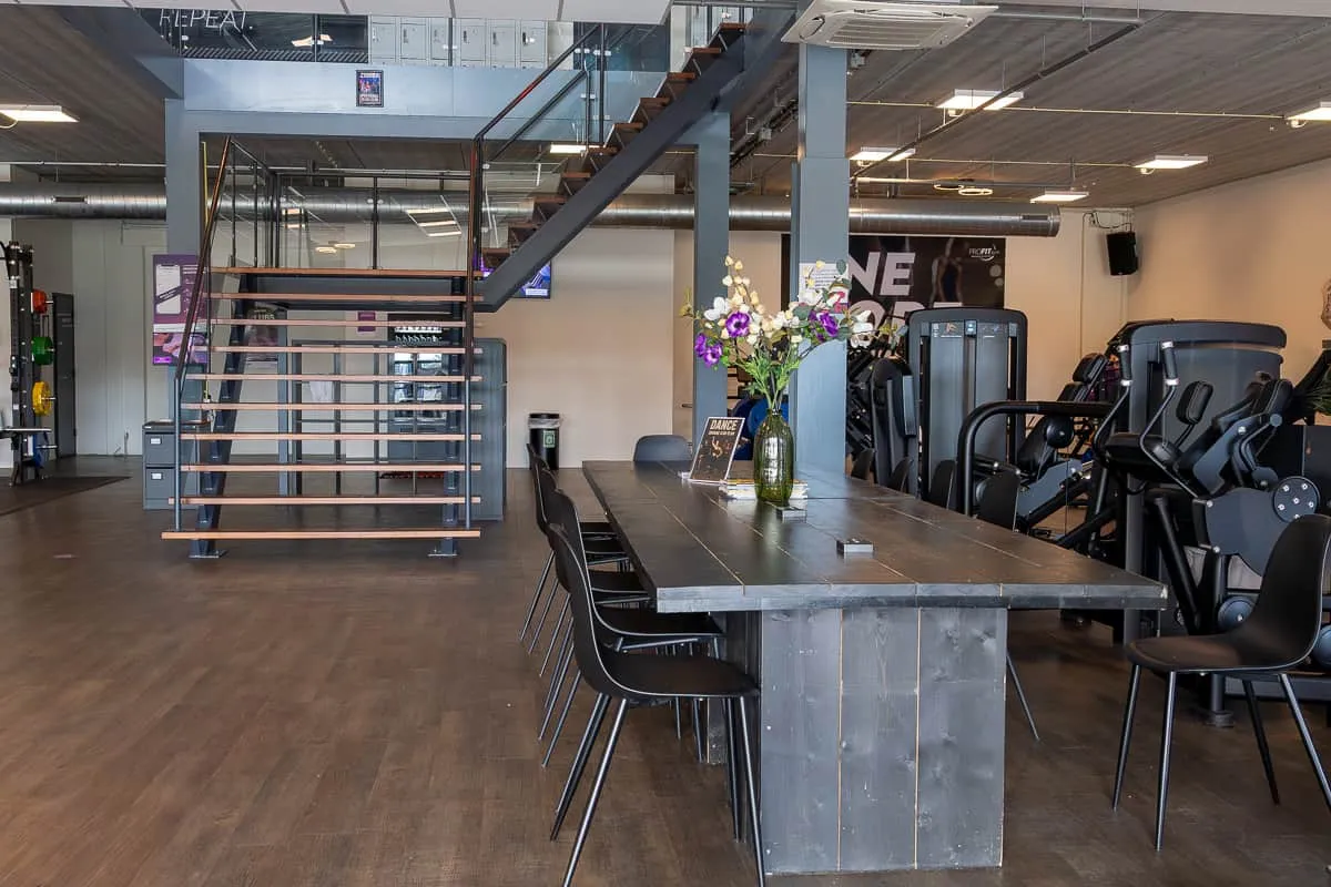 Pro Fit Gym Sportschool Emmen Koffie Tafel En Trap